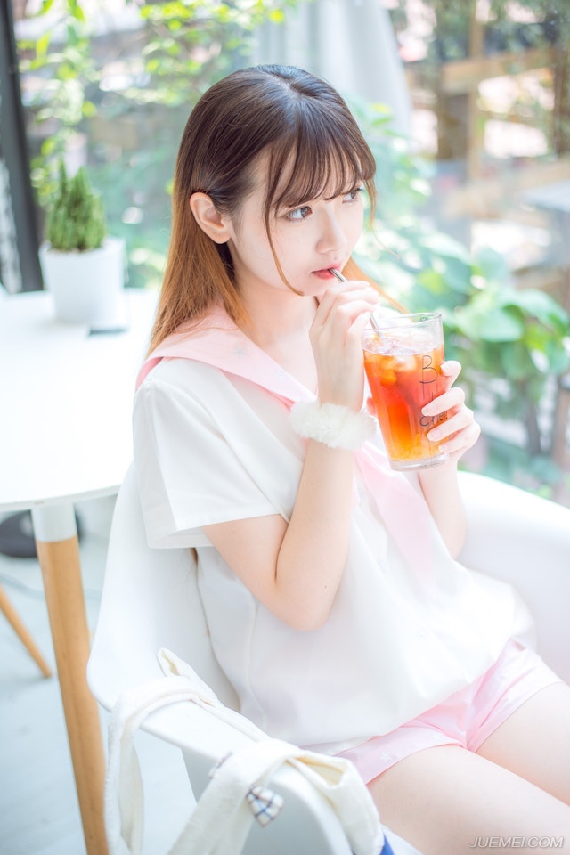 “没办法，若此时船队出行，难保江东水军不会伺机而动，如今我军的粮草，可经不起折腾。”诸葛亮闻言，也不禁苦笑一声，周瑜一死，那柴桑大营的江东水军最近可没少找麻烦，虽然大仗没有，但江夏、江陵的舟船，莫说官方的战舰，便是普通百姓的船只只要稍微靠近都可能遭到攻击或者掳掠。